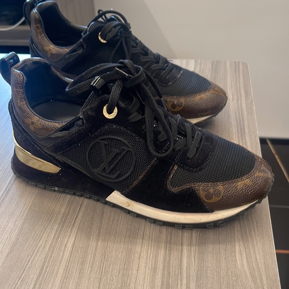 Louise Vuitton logo sneakers. - Picture 3 of 6